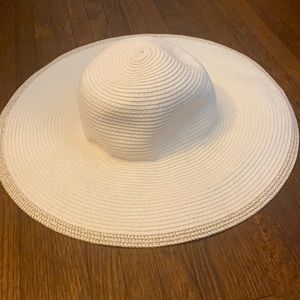 White floppy hat